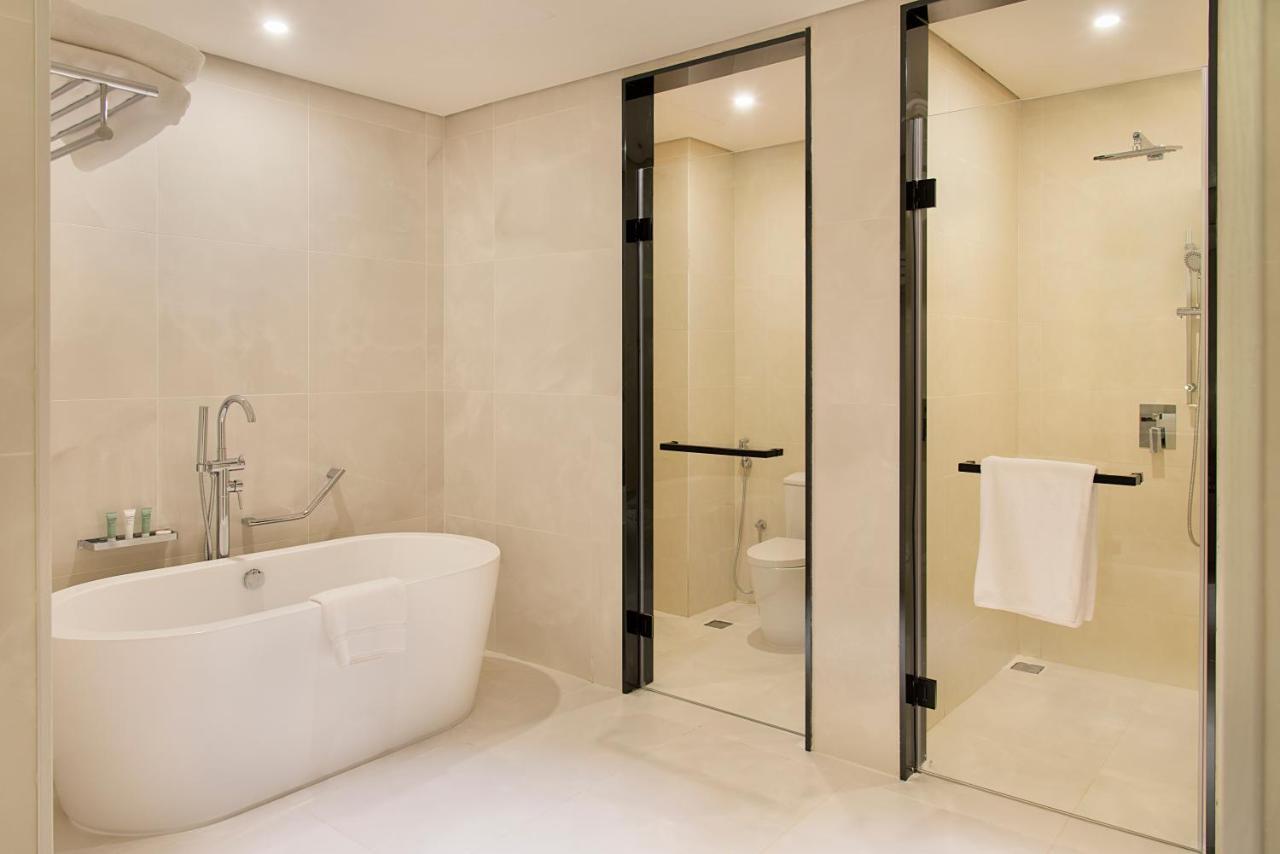 Asiana Grand Hotel Дубай Екстериор снимка A modern bathroom with a shower and a bathtub