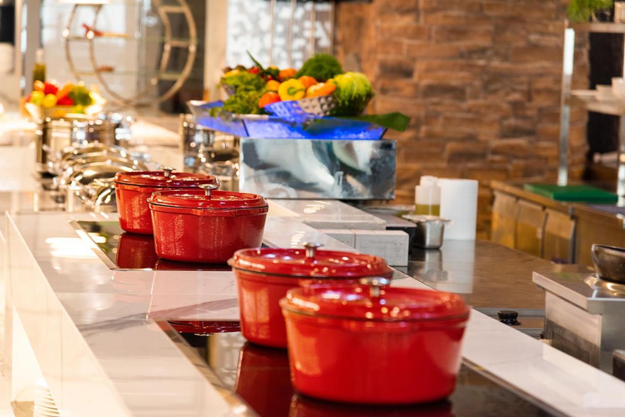 Asiana Grand Hotel Дубай Екстериор снимка Le Creuset cast iron cookware